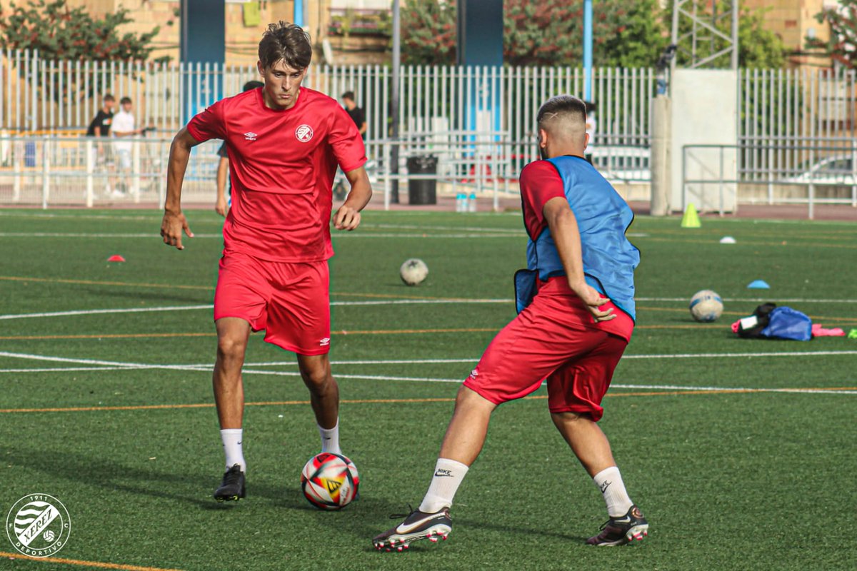 XerezDFC's tweet photo. 💙⚽ El #XDFCJuvenilA continúa su preparación para la División de Honor.

🔹 Los de Juan Carlos Ramírez se enfrentarán esta tarde al @UTRERACD de #TerceraFederación

🕘 21:00 horas
🏟️ San Juan Bosco

📸 @juaantoniiozr

#CanteraXDFC https://t.co/JyivNSStmh