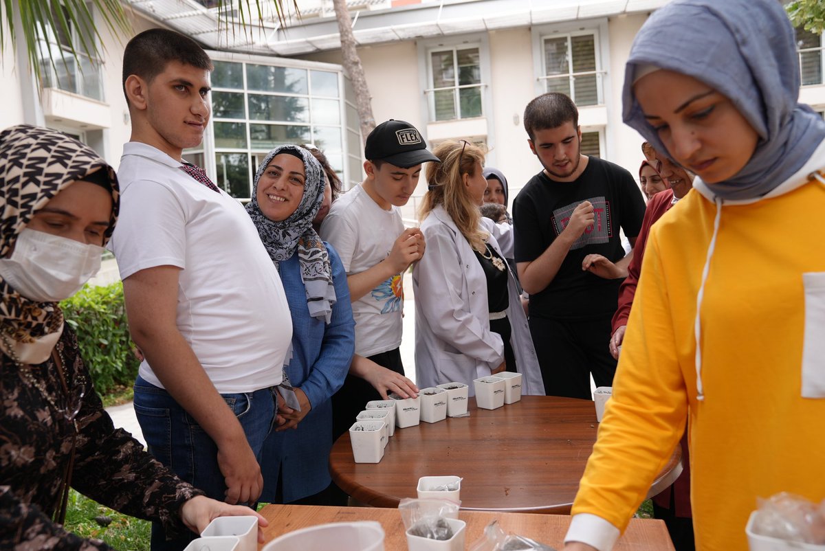 Gungorenbld's tweet photo. Engelsiz Yaşam Merkezimiz’de özel kardeşlerimize yaz okulu kapasamında çiçek yetiştirmelerini teşvik etmek için biraraya geldik.

https://t.co/lF47LkzSLU

#güngörenbelediyesi https://t.co/f4l1lFOCnV