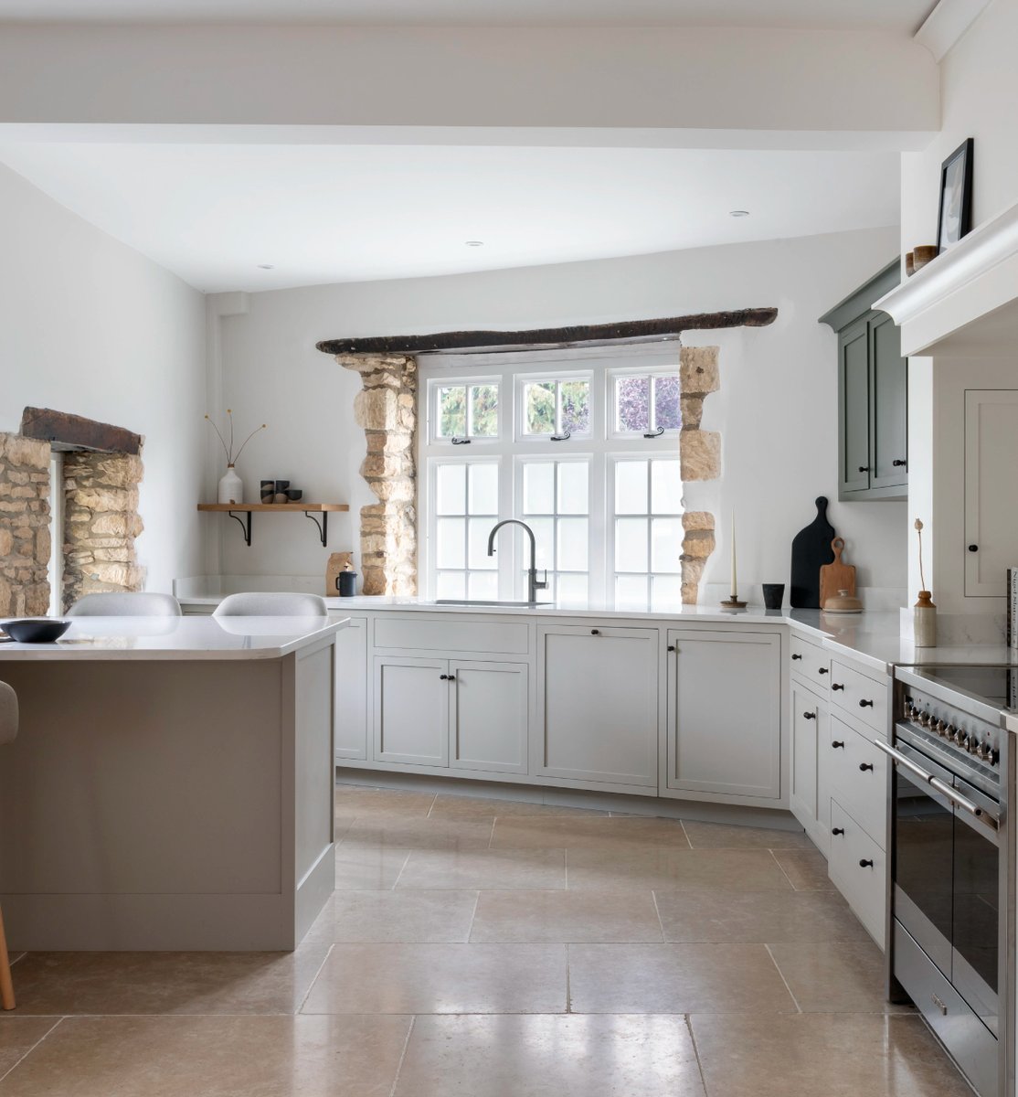 COMPACsurfaces's tweet image. COMPAC® ha sido el encargado de revestir las encimeras del proyecto The Old Bakery con su exclusivo diseño Unique Arabescato™ de #QuartzCOMPAC, un diseño que destaca por su excelente resistencia y que incorpora resinas BIO. @BarrBuild bit.ly/3Outi8b