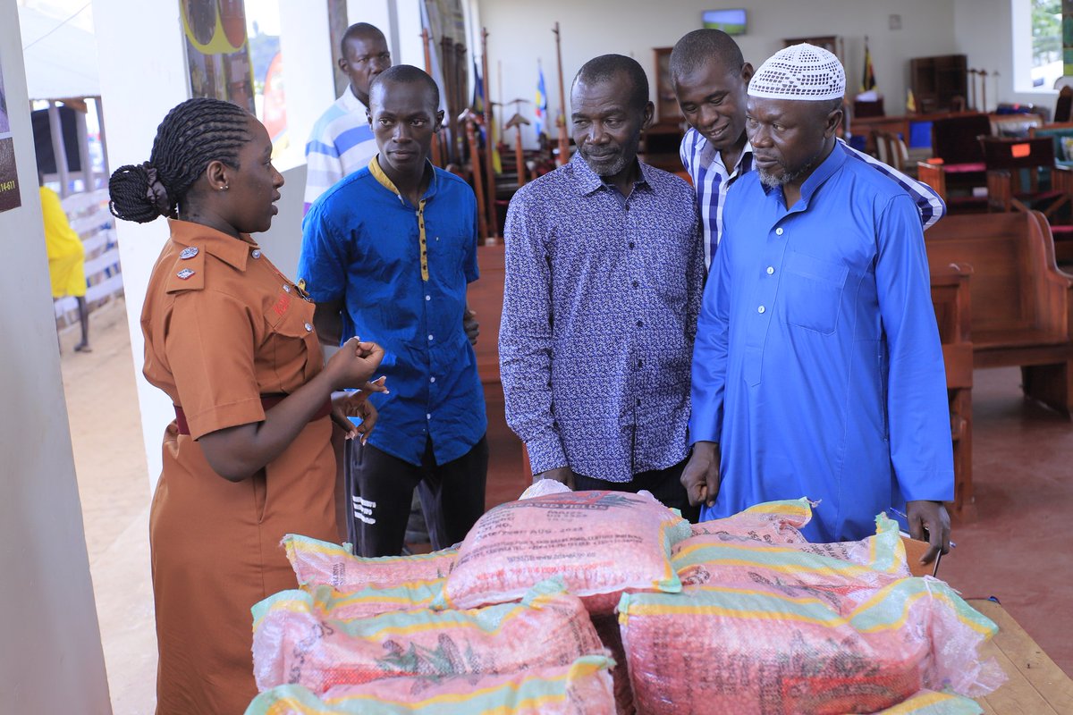 UgandaPrisons's tweet image. Ms. Juliet Kabami, Superintendent of Prisons (Manager-Prisons Showroom) guiding clients through  Prisons Industries Products at Source of the Nile National Agricultural Show in Jinja.

She highlights key features, benefits, and how each product can meet their needs.

#AgricShow23