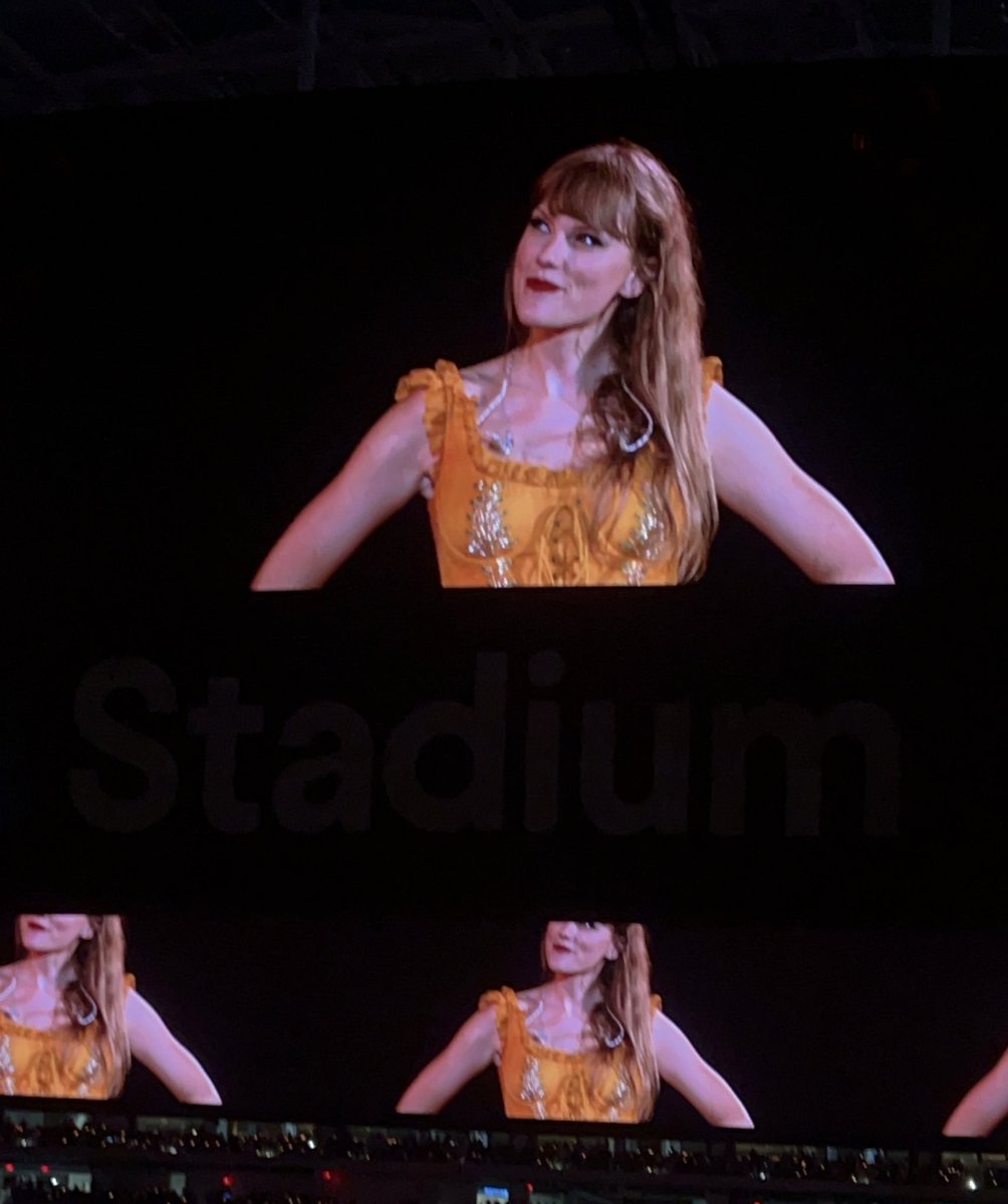 styletsversion's tweet photo. the standing ovation had to be one of my favorite parts. she was so 🤏🥲 https://t.co/CspLAAcgAD