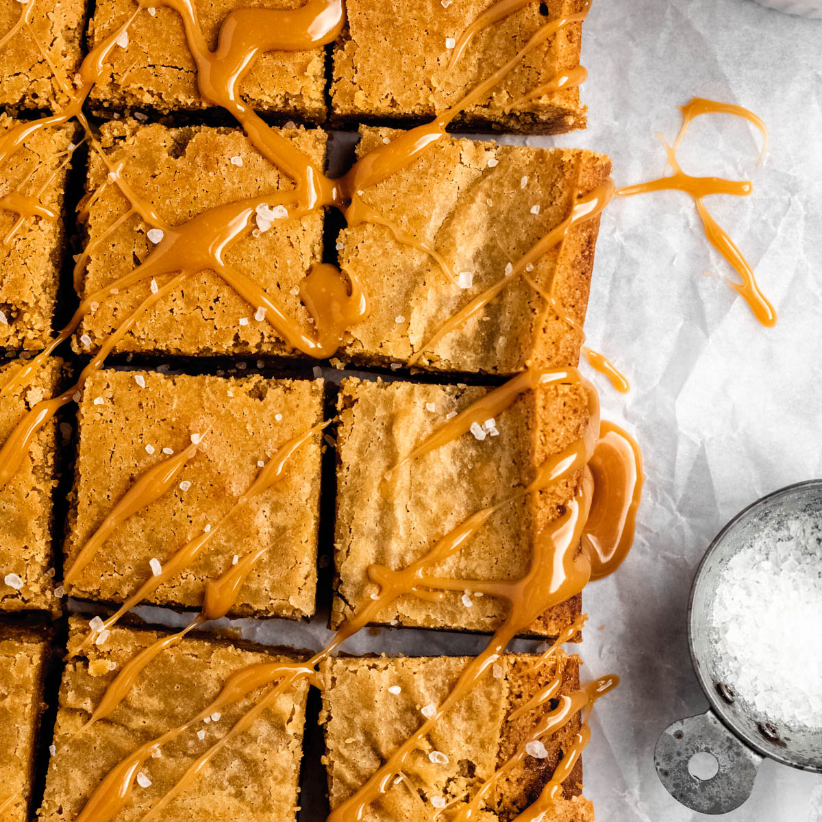 MarshasBakeBlog's tweet image. Salted Caramel Blondies – Deliciously thick and chewy blondies that are infused with vanilla, and stuffed full of salted caramel. These blondie bars are absolutely irresistible!

Recipe: marshasbakingaddiction.com/salted-caramel…

#saltedcaramel #caramelbars #blondiebars