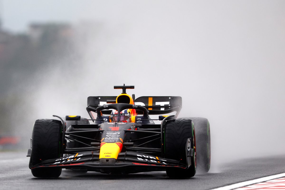 TearOffFR's tweet photo. 🔴 Max Verstappen souhaite que la F1 continue de rouler sous la pluie malgré le manque de visibilité. 

💬 "Lorsque je pilotais en Formule 3, j'étais parfois au milieu du peloton et je ne voyais rien non plus. Ça a toujours été comme ça. Demandez aux anciens pilotes de F1, ils ne voyaient rien non plus."

"Bien sûr, certains accidents qui se produisent ont de graves conséquences et les gens commencent naturellement à en parler davantage. Mais si l'on considère les choses sous cet angle, on ne peut plus vraiment courir sous la pluie parce qu'il y aura toujours des problèmes de visibilité. Ce serait dommage. On se retrouverait alors dans la même situation qu'en NASCAR, ils ne roulent pas sous la pluie non plus."

(🗞️ @Motorsport_FR / #F1)