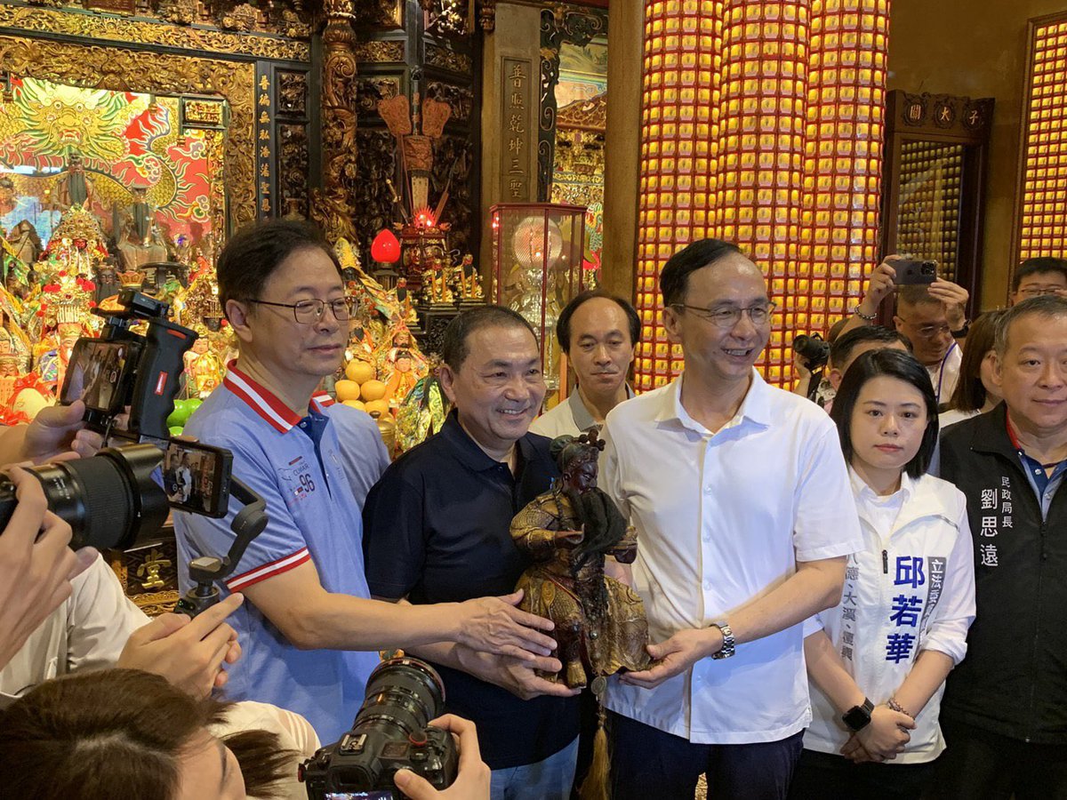 BenjaminV2's tweet photo. 像極了小六生考到前十名，把拔跟阿公買了一套最新的鋼彈公仔給我們猴猴。眼神都光亮起來了呢。 #傀儡 #侯友宜 https://t.co/RdGBBZigMg