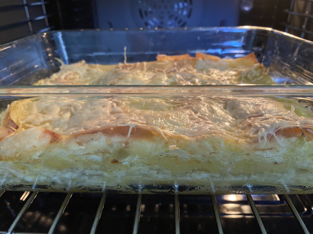G27Marco's tweet image. Ah il n’y a pas que les farcis pour transformer les #courgettes du #jardin et là je vais pouvoir en manger ! #lasagnes avec #creme et #feta  ça sent fort bon dans la #cuisine ! Mini #chef #recette merci @_Supertoinette pour la bonne idée !