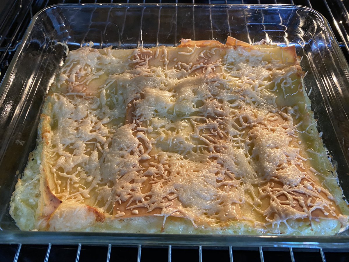 G27Marco's tweet image. Ah il n’y a pas que les farcis pour transformer les #courgettes du #jardin et là je vais pouvoir en manger ! #lasagnes avec #creme et #feta  ça sent fort bon dans la #cuisine ! Mini #chef #recette merci @_Supertoinette pour la bonne idée !