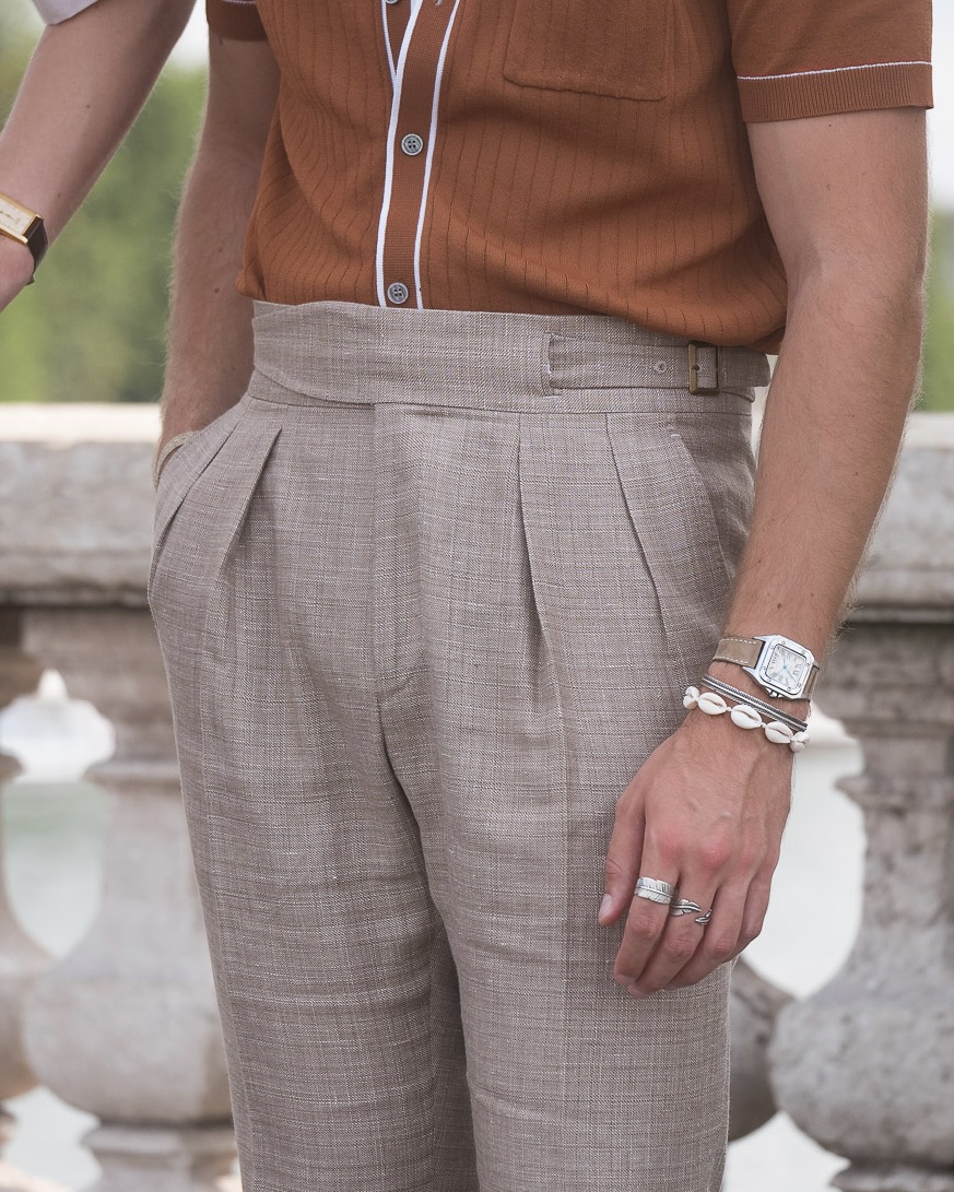 ScaviniParis's tweet photo. Élégance et respirabilité sont au rendez-vous pour ce pantalon Gurkha. Son tissu en laine et lin, provenant de l'honorable Maison Reda, est gage de qualité. https://t.co/cjWRwUUyyb
