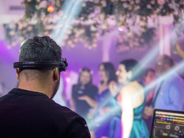 Lighting, music and culinary selection are three of the fundamental pillars of any remarkable event. These elements are what give the atmosphere and make the guests feel good and enjoy themselves completely.