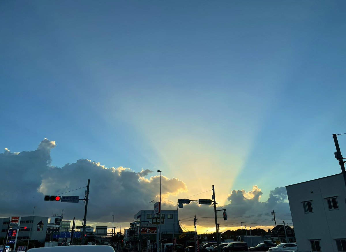 nonntannpu's tweet photo. 空が綺麗　
#イマソラ　#薄明光線　#積乱雲　#天気の図鑑  #お疲れ様でした https://t.co/noP1GnqyHN
