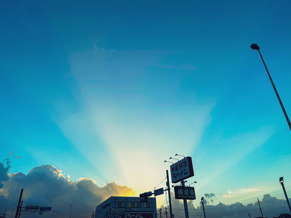 nonntannpu's tweet photo. 空が綺麗　
#イマソラ　#薄明光線　#積乱雲　#天気の図鑑  #お疲れ様でした https://t.co/noP1GnqyHN