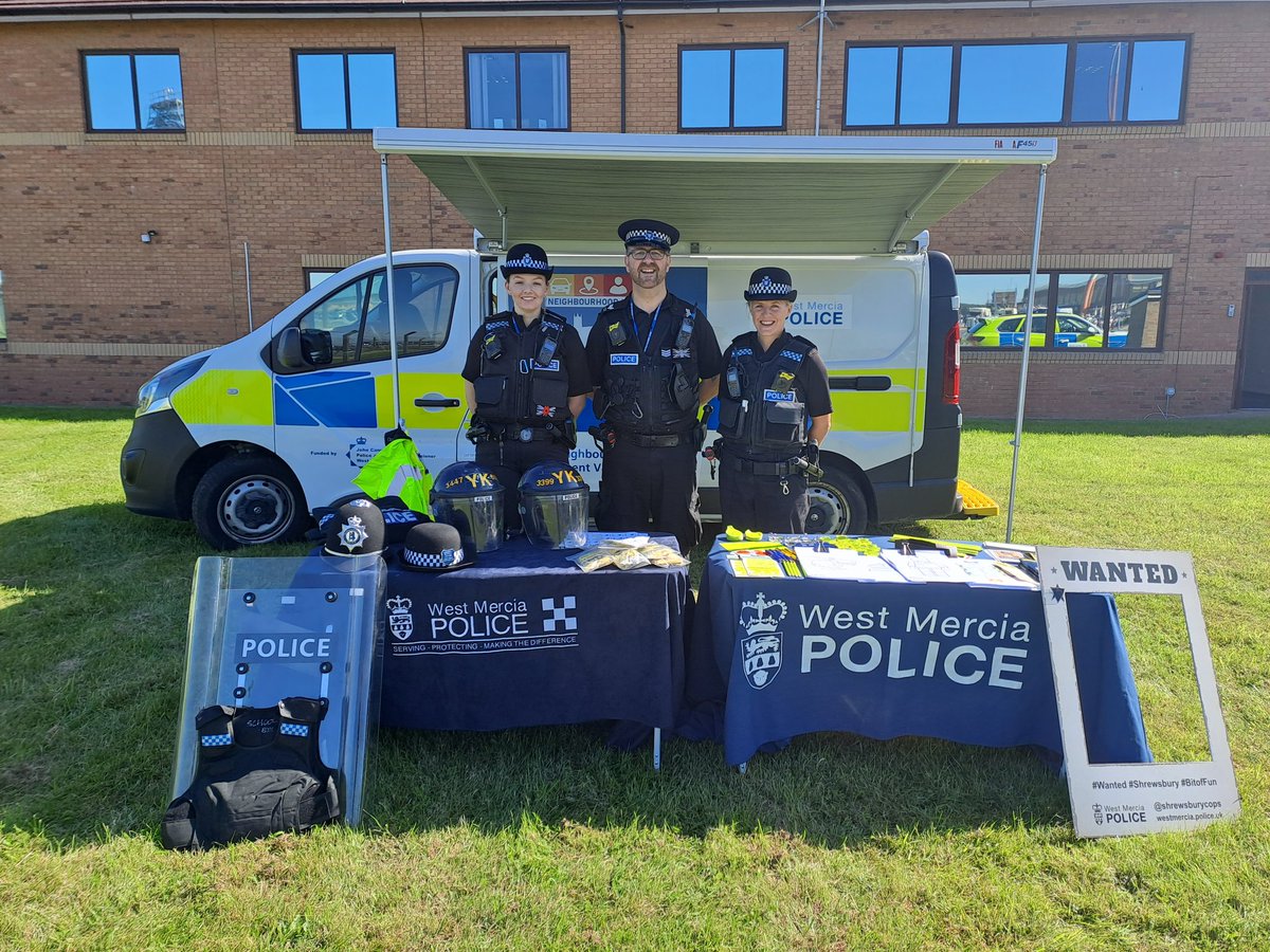 ShrewsburyCops's tweet photo. #Shrewsbury SNT are at @RAF_Shawbury family day today, along with @OPUShropshire @WMerciaForceOps @K999Cops #police
 PS 1228 https://t.co/xdh9jCJGym