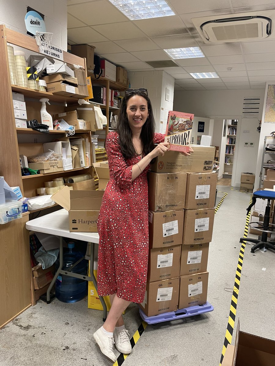 Spent the morning signing more copies of UPROAR! Thanks for having me <a href="/BlackwellsHH/">Blackwell's Holborn</a>