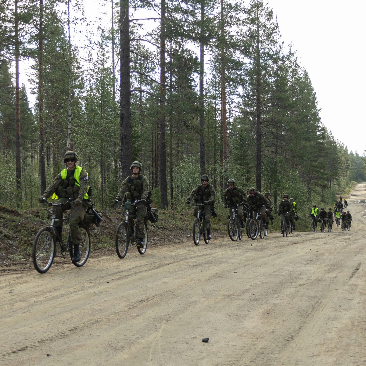 JaakariPR's tweet image. Lapin jääkäripataljoonan alokkaat pyöräilivät Sodankylässä 8.-9.8.2023 perinteisen, noin 80 kilometrin pituisen valamarssin.

#jääkäriprikaati #lapjp #valamarssi #PohjoisenPuolustajat