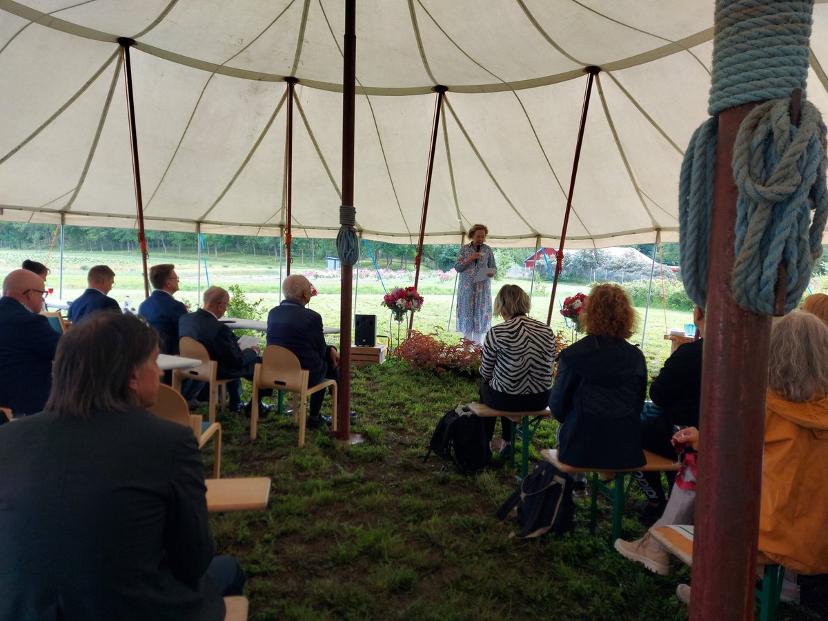 Juhlistamme puutarhatutkimuksen 95-vuotista taivaltamme tänään Piikkiössä! 
Kansliapäällikkö <a href="/jhusukallio/">Jaana Husu-Kallio</a> avasi tilaisuuden kiittämällä puheenvuorossaan erityisesti Luķessa tehtyä hedelmä- ja marjakasvien jalostustyötä Suomen olosuhteisiin. #puutarhatutkimus