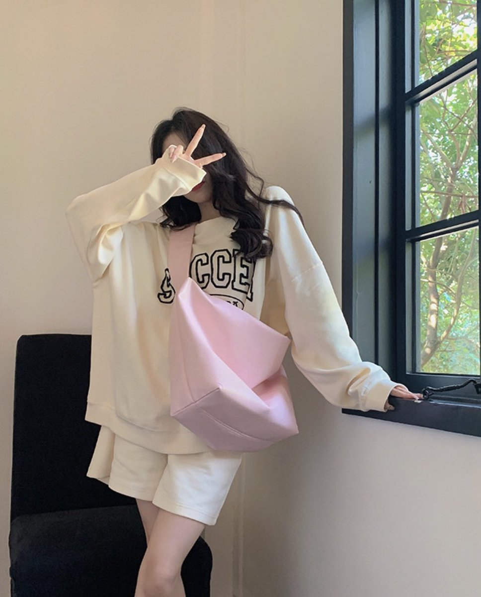 simbakarkai's tweet photo. ตามหามานาน!! มิวมุที่ใส่ได้ยันโน๊ตบุ๊ก+ไอแพดทุกรุ่น💖 แล้วหนังเค้านู่มมสุ้บๆ🧸 ตัวสายสะพายปรับความยาวได้ เป็นสายใหญ่แล้วก็นิ่มซัพพอร์ตไหล่ดีเลย ที่ช��บอีกอย่างคือกันน้ำด้วย ใบนี้เป็นแบรนด์มิวมุงับ ราคาดีมากนะไม่ถึงสามร้อย ทวิตล่างมีรีวิวงานจริงให้ดูด้วยนะ!! ปกติรุ่นนี้มิวมุไม่ลดนะ https://t.co/wKuvgzsvQm