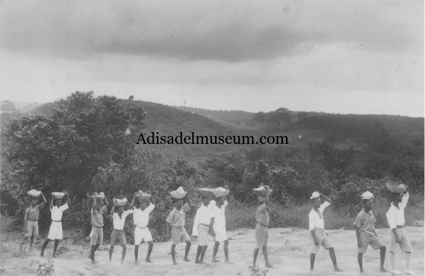 AdisadelCoIIege's tweet photo. #ThrowbackThursday 

Construction of Adisadel College by students. Circa 1933

1. Clearing of site 
2. Transportation of coarse aggregate from quarry 
3. Quarry site
4. Mixing of concrete https://t.co/f7eDCCCLaa
