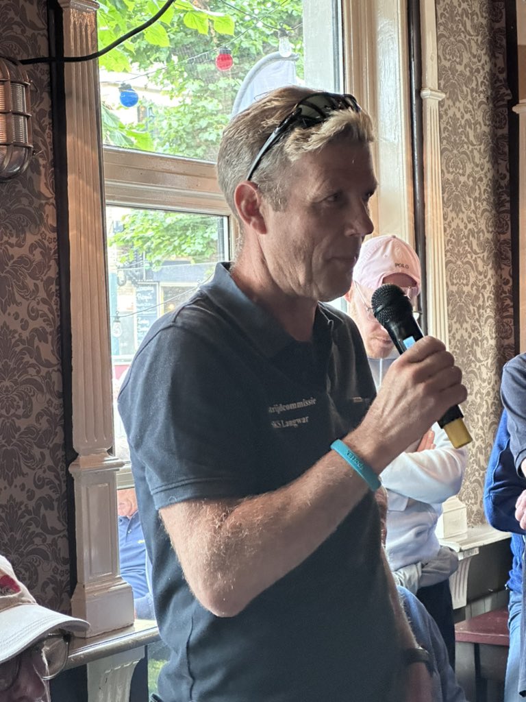 Beene Bles heet iedereen welkom in de Drie Zwaantjes. Wedstrijdleider Jan IJben legt de baan uit. #SKS23