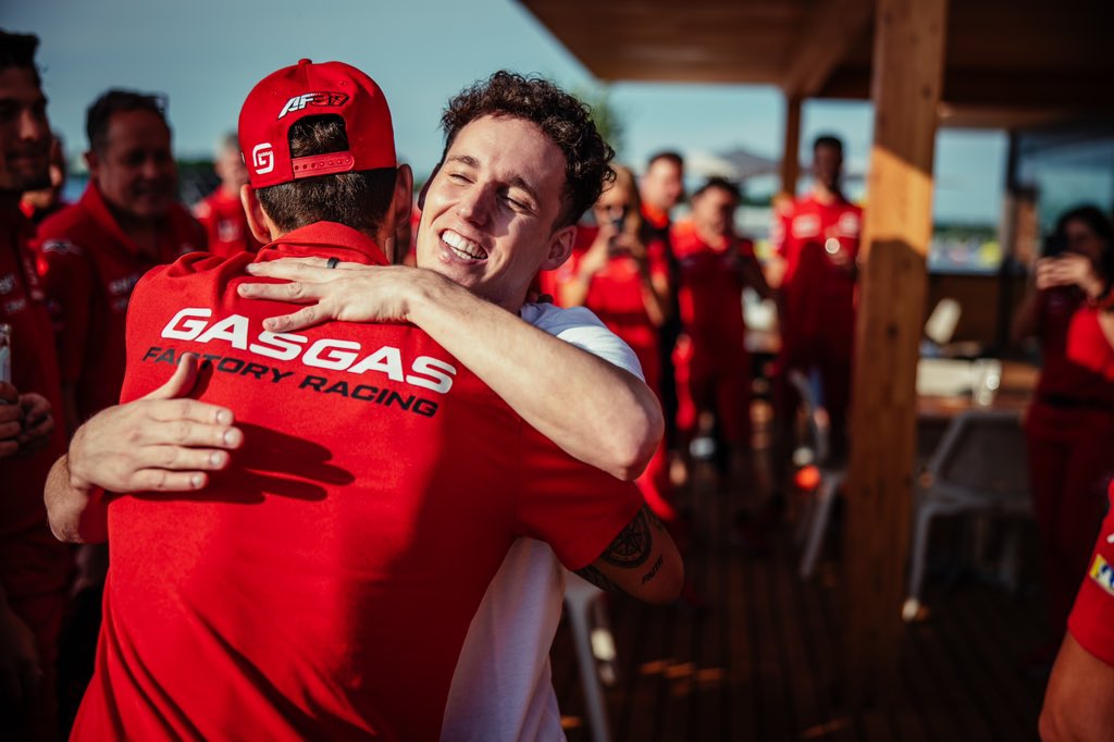 Tech3Racing's tweet image. ❤️ Any reason is good for a hug at Tech3 ❤️🫂

#GASGASFactoryRacingTech3 #RedBullKTMTech3 #MotoGP #Moto3