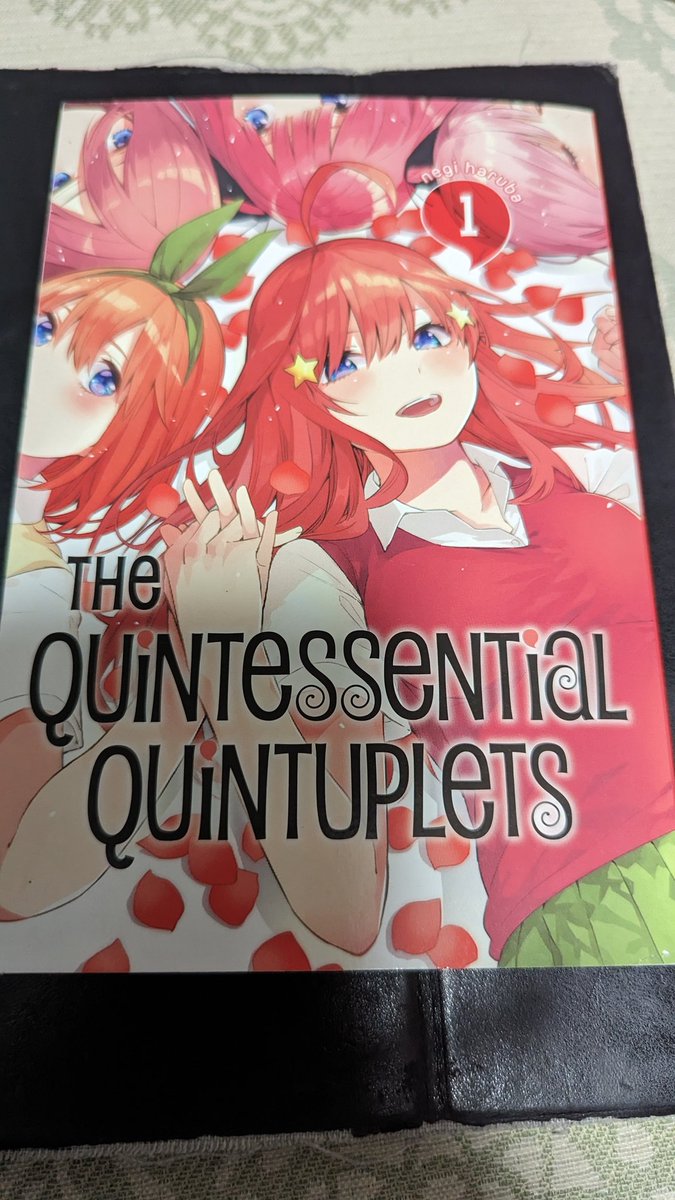 hazryu_2's tweet photo. 五��分の花嫁　英語版
The Quintessential Quintuplets
直訳で典型的な5人の1人
英訳タイトルの由来は
解説読んでるとへーってなる
五つ子の一人一人がこの世界にとってかけがえのない一人であり、五人揃って初めて完璧な五つ子である
てっ訳してる人いてすごいと思ったhttps://t.co/f67XnqDdTG https://t.co/lc1EX4ewu7