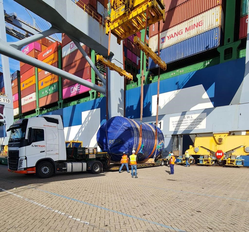 FarmTrans's tweet photo. Farm Trans takes care of logistics from A to Z, including exceptional transport such as heavy and oversized loads. We transported separate turbine parts. Curious about what we can do for you? Check: https://t.co/kQ403Ze65X
#FarmTrans #drivingfoodforward #transport #logistic https://t.co/JPNDT8el8p