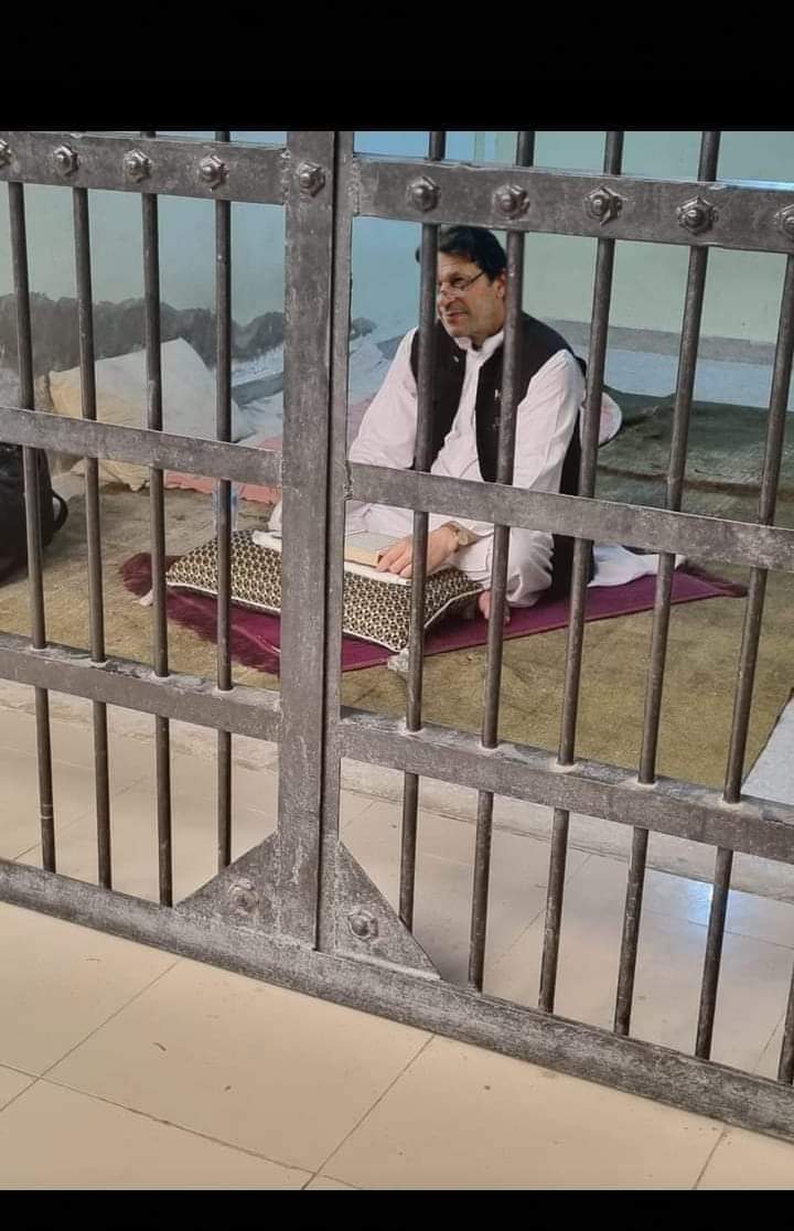 Chohan_Amjad265's tweet photo. تین جھوٹ بےنقاب:

1۔ عمران خان نشہ کرتا ہے، پولیس نے بتایا عمران خان کی صحت کا راز ورزش ہے۔ 

2۔ عمران خان یہودی ہے، پولیس نے بتایا وہ پانچ وقت کی نماز کے ساتھ تہجد بھی پڑتا ہے 

3۔ عمران خان جادو پر یقین رکھتا ہے، پولیس نے بتایا عمران پورے دن صرف قران کی تلاوت کرتا ہے https://t.co/9NLJdzuSKK