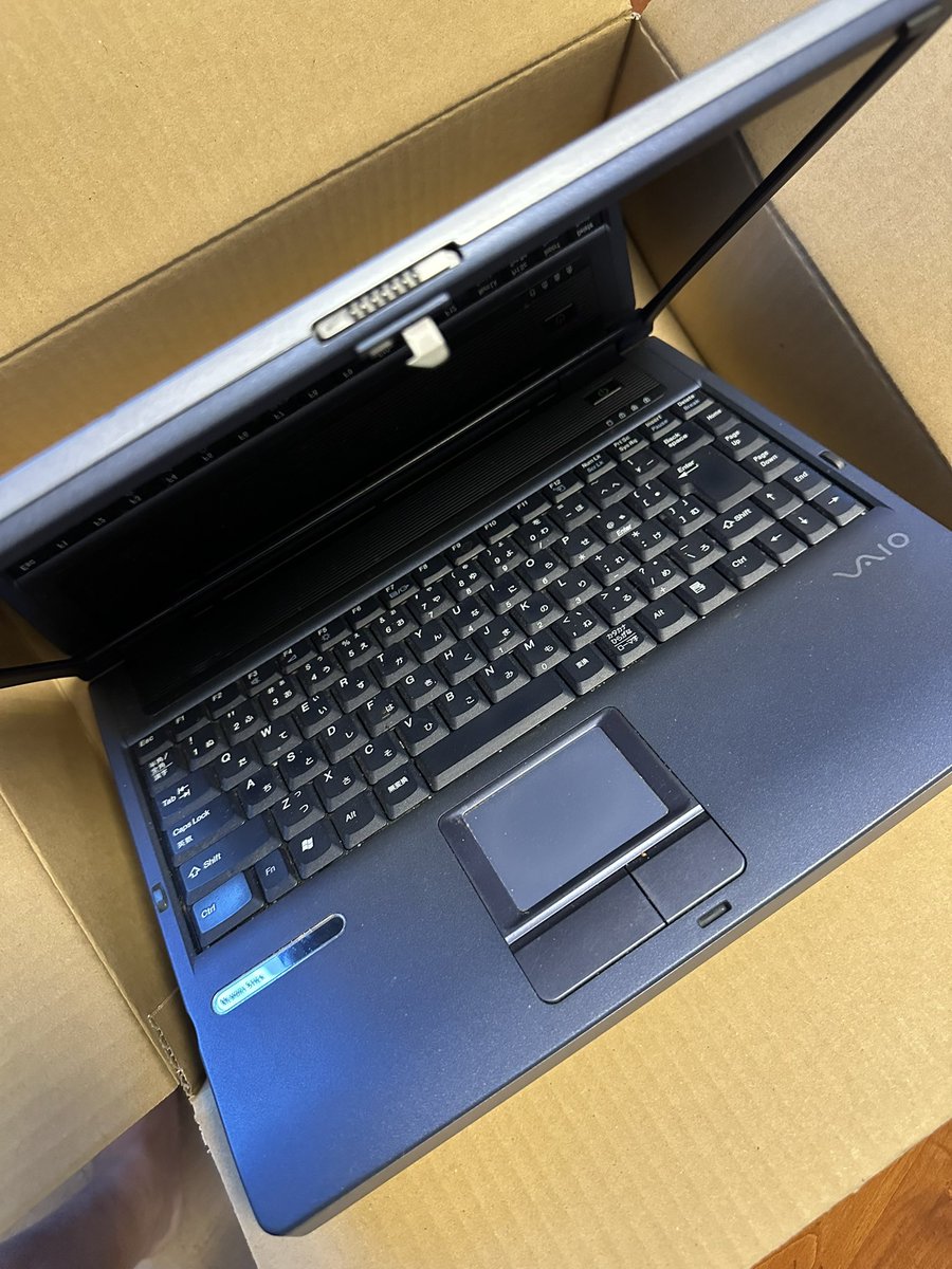 point54321's tweet photo. 古い　SONY VAIO  ノートパソコンを処分
500pt

15ほど前のだから
重い、分厚い、acアダプターデカい。 https://t.co/1VQkSBTqAN