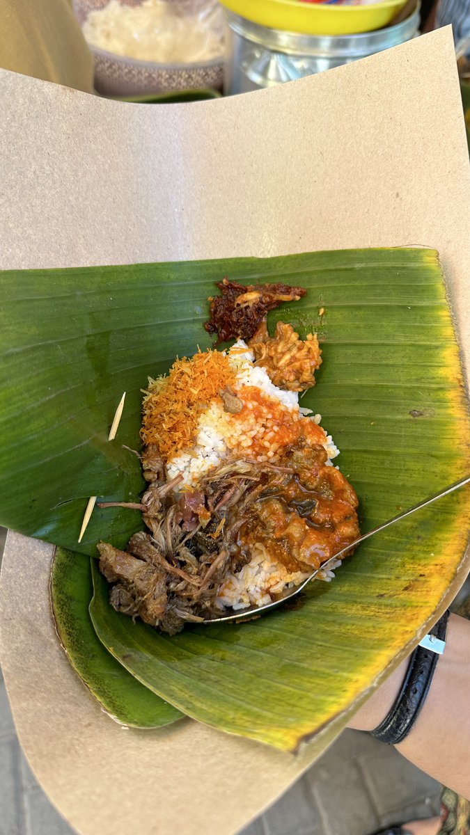zqhr's tweet photo. Sebuah aktivitas baru yang bisa dilakukan di Gresik: Tur kuliner!

Hari Sabtu kemarin gue diajakin temen-temen buat ikutan keliling kota tua Gresik buat kulineran. Selama ini kuliner Gresik yang gue tau nasi krawu, otak-otak bandeng, dan pudak aja. Ternyata Gresik masih punya lebih banyak lagi kuliner khas.

(A thread)
