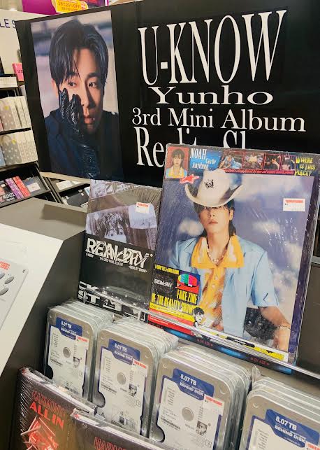TOWER_NUchaya's tweet photo. 【#UKNOW】

#東方神起 ユノさんのソロ3枚目のミニアルバム「#Reality_Show」予定より少し早く入荷しました！

ご予約済のお客さまもお受け取り可能です😉
順次ご連絡差し上げておりますが、入荷連絡未着でも受け取りいただけます◎

先着特典ポスターはバージョンごとに別柄✨

#Yunho
#TVXQ! https://t.co/oJ0P7t3VhW