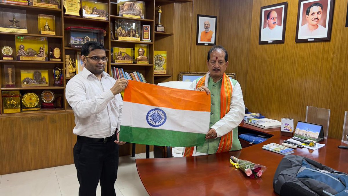 cpmgbihar's tweet photo. #HarGharTiranga Campaign Officers/Officials/GDS handed over/delivered National Flags to Leaders/Influences/customer.
#IndiaPost4Tiranga
#HarDilTiranga
@AshwiniVaishnaw
@devusinh
@PIB_India
@AmritMahotsav
@MinOfCultureGoI
@TexMinIndia
@DDNewslive
@airnewsalerts https://t.co/P3RxI8Itmq