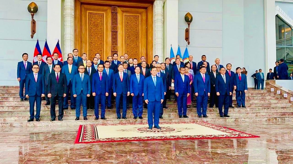 UngChamroeun's tweet image. សមាសភាពរដ្ឋាភិបាលអណត្តិទី​៧ ដែល​ដឹកនាំដោយ លោក ហ៊ុន ម៉ាណែត។ ជំនួប​ប្រព្រឹត្តទៅនៅវិមាន​៧មករា ល្ងាចថ្ងៃទី១០ ខែសីហា នេះ។

#Cambodia #HunManet #SamdechHunSen #Government