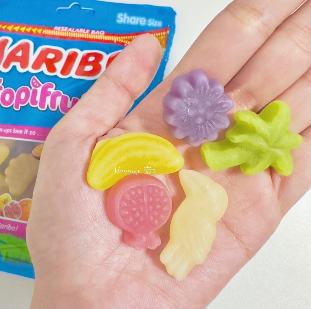 Alinnary_'s tweet photo. ในที่สุดก็ได้ลองกินสักที เยลลี่ Haribo คืออร่อยมาก เนื้อฉ่ำ รสผลไม้จริงๆ🍇🍓🍊 ปกติเคยกินแต่รูปหมี ตามเซเว่น  เพิ่งเคยลองอันนี้เลย แบบชอบมาก มันอร่อย เคี้ยวหนึบ เคี้ยวเพลินมาก ฟินม๊วกกกก ชอบกินสีเขียวอ่ะมันหอมละมุนลิ้นไปหมด แบบหยุดกินไม่ได้เลย ทุกคนไปลอง 
พิกัด👇🏻
Shopee : https://t.co/cCQn5kozka