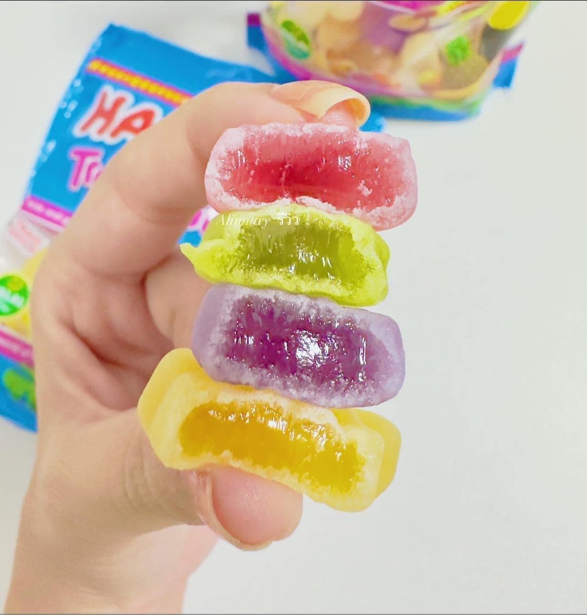 Alinnary_'s tweet photo. ในที่สุดก็ได้ลองกินสักที เยลลี่ Haribo คืออร่อยมาก เนื้อฉ่ำ รสผลไม้จริงๆ🍇🍓🍊 ปกติเคยกินแต่รูปหมี ตามเซเว่น  เพิ่งเคยลองอันนี้เลย แบบชอบมาก มันอร่อย เคี้ยวหนึบ เคี้ยวเพลินมาก ฟินม๊วกกกก ชอบกินสีเขียวอ่ะมันหอมละมุนลิ้นไปหมด แบบหยุดกินไม่ได้เลย ทุกคนไปลอง 
พิกัด👇🏻
Shopee : https://t.co/cCQn5kozka