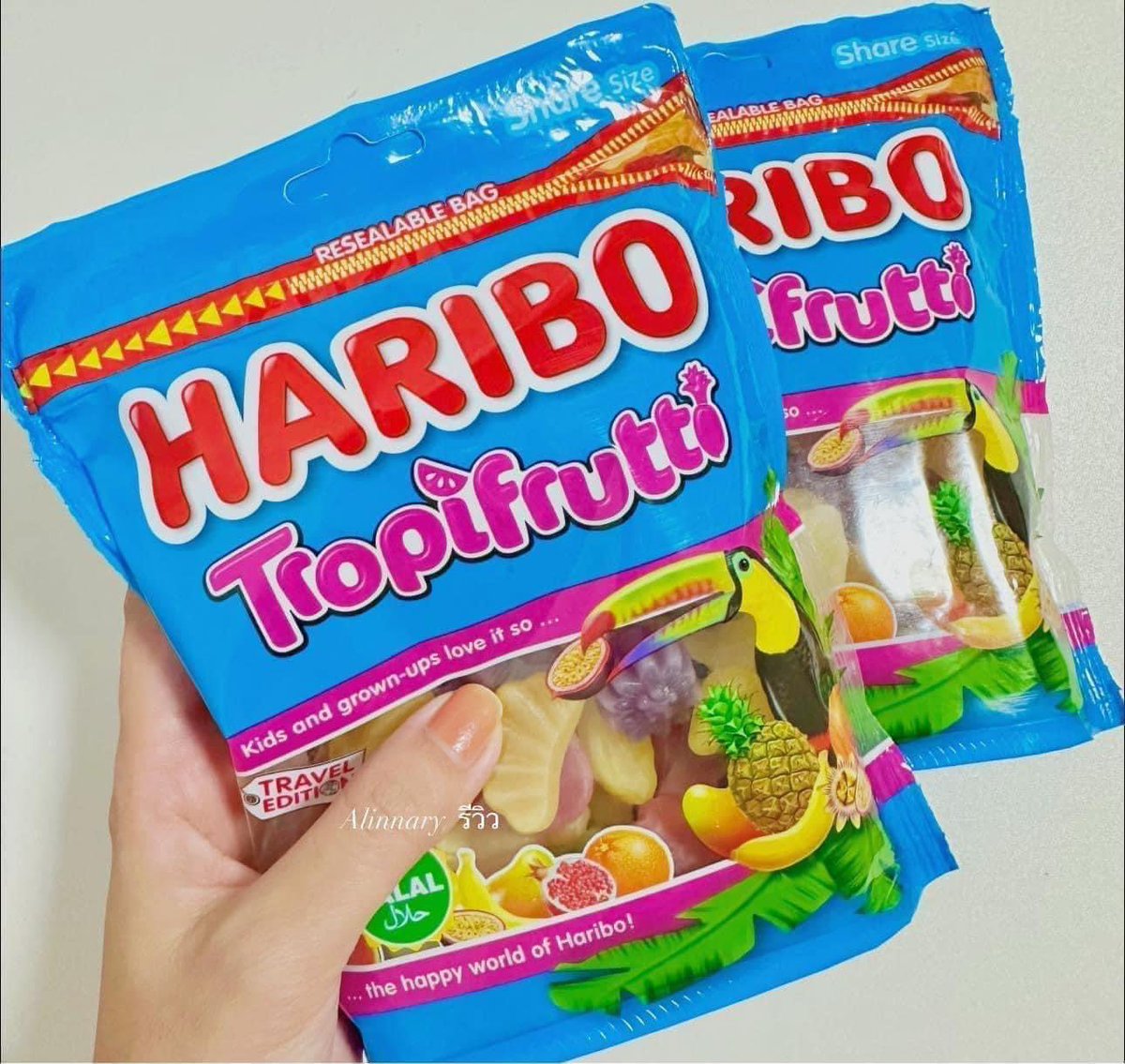 Alinnary_'s tweet photo. ในที่สุดก็ได้ลองกินสักที เยลลี่ Haribo คืออร่อยมาก เนื้อฉ่ำ รสผลไม้จริงๆ🍇🍓🍊 ปกติเคยกินแต่รูปหมี ตามเซเว่น  เพิ่งเคยลองอันนี้เลย แบบชอบมาก มันอร่อย เคี้ยวหนึบ เคี้ยวเพลินมาก ฟินม๊วกกกก ชอบกินสีเขียวอ่ะมันหอมละมุนลิ้นไปหมด แบบหยุดกินไม่ได้เลย ทุกคนไปลอง 
พิกัด👇🏻
Shopee : https://t.co/cCQn5kozka