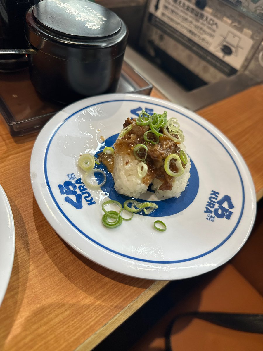 muckosaka's tweet photo. くら寿司の黒毛和牛てんこ盛りが写真と違いすぎてわろてる https://t.co/l9LjPtb8Mc