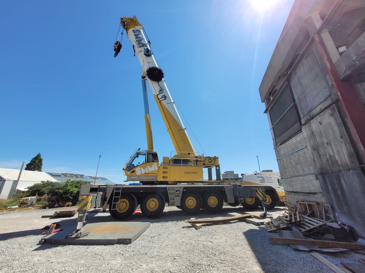ReseauClauvae's tweet photo. #travaux 👷Hier après-midi, les chaudières des Cézeaux sont arrivées ! Mesurant 9m chacune et pesant 32t, une grue de 80t a été nécessaire pour les livrer jusqu'à l'intérieur du bâtiment. 
Bravo aux équipes et entreprises impliquées sur cette manutention ! 👏

#réseaudechaleur https://t.co/xh1Om4FAn6