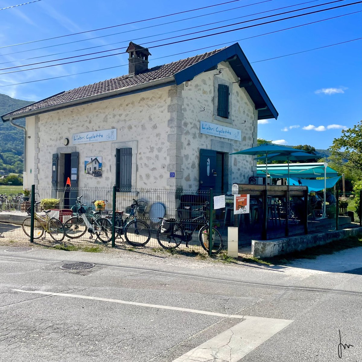 2h de 🚊 direct entre Lyon et Annecy à bord de @SNCFTERAURA + 2h30 de 🚲 pour faire les 40 km autour du lac d’Annecy (parcours presque entièrement sécurisé & anciennes maisons de garde barrière transformées en vélo cafés 🤩) = 😍⛰️🌊☀️ #ilakeannecy