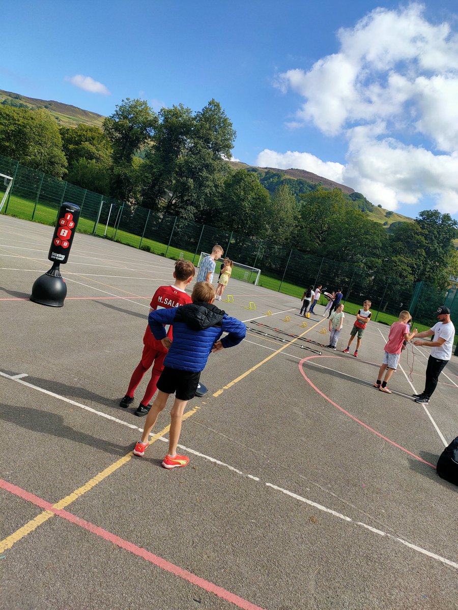 tagsprogramme's tweet photo. #Sunshine ☀️
@HAFCalderdale
#Summer Week 3 - Day 4
Fitness🥊
Gymnastics 🤸‍♀️
Fruit 🍓🍑
Another 60+ children having a great time &amp; delicious food @TodmordenHigh &amp; @EllandCC 
@CalderdaleFound @educationgovuk #healthyholidayscalderdale https://t.co/O6zdToqviB