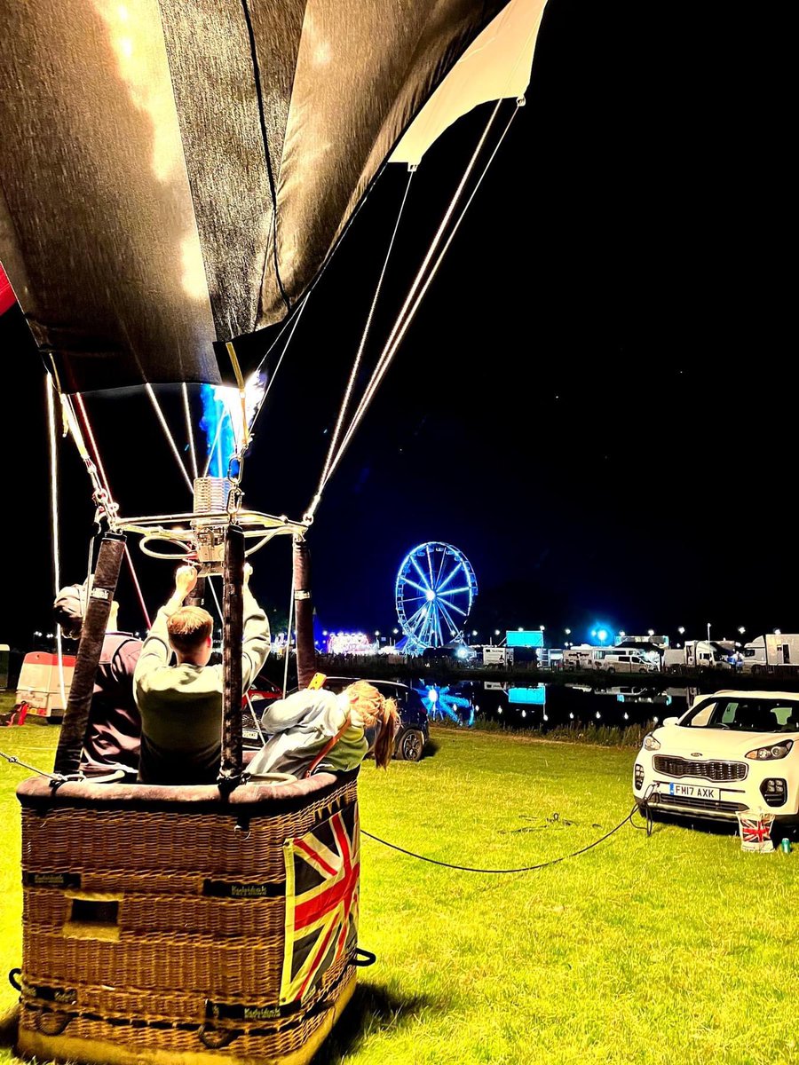 What a fab time we had last weekend at #cheshireballoonfiesta ! A big thankyou to everyone who came to say hello at the meet and greets 👋 a great weekend had by all, looking forward to #yorkshireballoonfiesta at the end of the month! #hookballooning #ondayslikethese