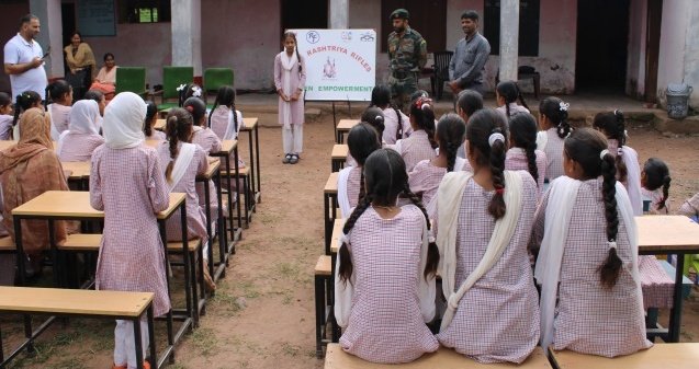 #IndianArmy orchestrated a session on #WomenEmpowerment at  #GovernmentMiddleSchool in Sial Sui, #Rajouri (J&K). It was designed to inspire & #encourage young girls, propelling them towards self-confidence, education & recognition of their #CollectiveStrength.

@SpokespersonMoD