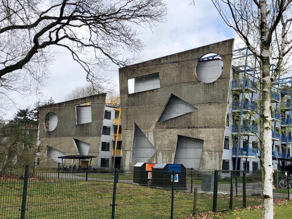 alumniUTwente's tweet photo. Toen vs. Nu 🕐

Deze drie opvallende flats aan de Calslaan, Mondriaan, werden gebouwd als huisvesting voor buitenlandse studenten. https://t.co/Ec3Gse1NwA