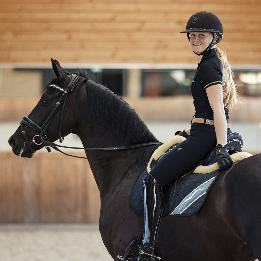 Black is:
- Elegant
- Attractive
- Powerful
- Mysterious

Micky Schelstraete and her companion Skagen wear it beautifully!

ow.ly/CW1v50PwskT
🎥 Monique Nederhoff | Monette Fotografie

#AnimoIsWhatYouNeed #animois #EquestrianLife #EquestrianSport #HorseLove