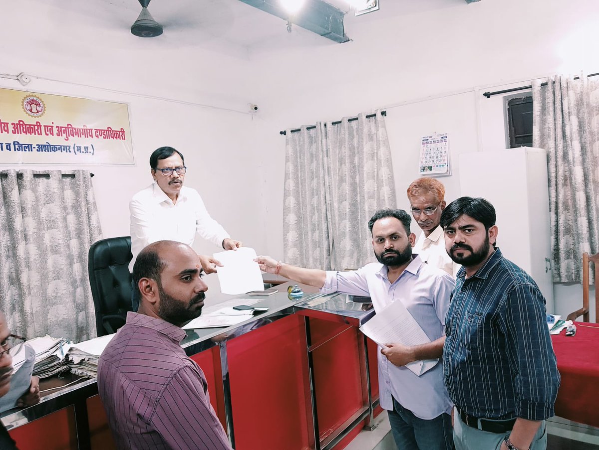 GrvTripathi91's tweet photo. कल अशोक नगर में @TheSootr के स्टिंग ऑपरेशन में पटवारी घोटाले के दलाल स्वदीप सिंह पर FIR की मांग को लेकर महामहिम राज्यपाल के नाम एसडीएम महोदय को ज्ञापन सौंपा 
@digvijaya_28 @drnarottammisra @KKMishraINC @mpbreakingnews @RYBS91 @sanjaygupta1304 @VikrantBhuria @VTripathiINC https://t.co/pmJ2EHOh96