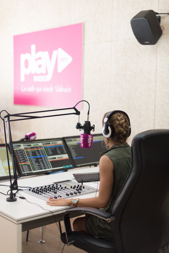 playradiovlc's tweet photo. 🥰 El 10 de agosto de 2015 nuestra emisora de radio comenzó a emitir en pruebas 🙌🏻

Hoy, la radio que siente Valencia cumple 8 años al lado de los valencianos, trabajando por y para Valencia 

¡SIEMPRE GRACIAS! ¡Sigamos haciendo radio juntos! 

#LaRadioQueSienteValencia https://t.co/5jDe5h4HUu