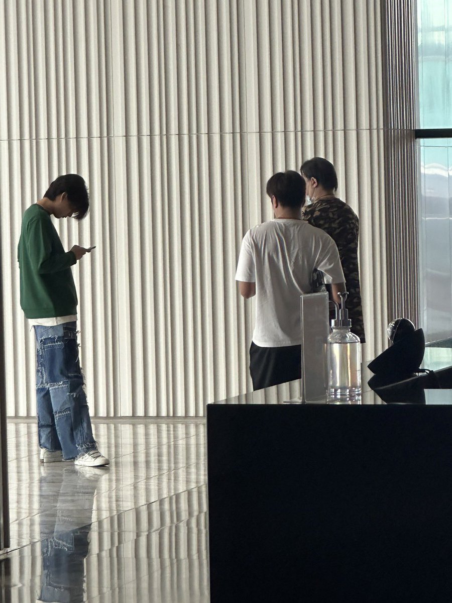 _shinmaru's tweet photo. แรงมากกก พี่ที่ออฟฟิสเจอน้องขึ้นลิฟเดียวกันด้วยย ทำไมตอนฉันอยู่ไม่เจอบ้างนะ 🥹
#Gulfkanawut https://t.co/OeTT7NTzr1