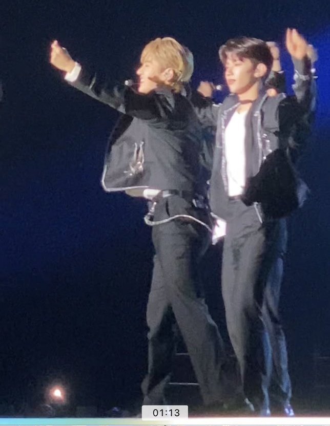 0528_files's tweet photo. Matthew is such a stage genius, the way he got to threw hearts to the crowd in the middle of performance 😩❤️‍🔥 https://t.co/Ev94Tfd0ce