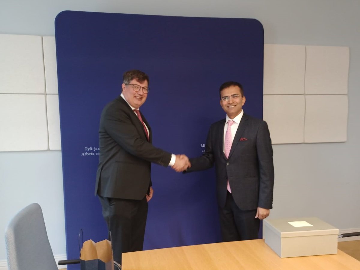 Työministeri Arto Satonen tapasi tänään 10.8. Intian suurlähettiläs Raveesh Kumarin.

He keskustelivat
🔸hallituksen tavoitteista edistää kansainvälistä rekrytointia
🔸 Suomen ja Intian yhteistyön jatkamisesta osaajien maahanmuutossa hallitusohjelman kohdemaamallin mukaisesti.
