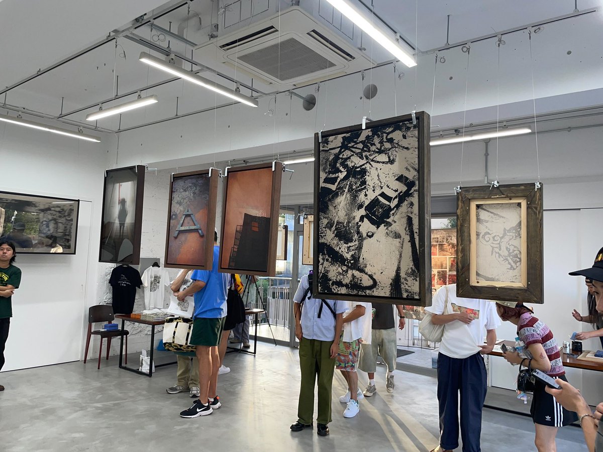 発売中のスケート特集で取材したAdam Zhuが代官山で個展を開催中！　展示は8/17まで。最新号では彼のアパートメントで仲間を集めて開催しているディナーパーティの様子を取材しています。本人に直接手渡せてよかった。ありがとうAdam。

#popeyemagazine