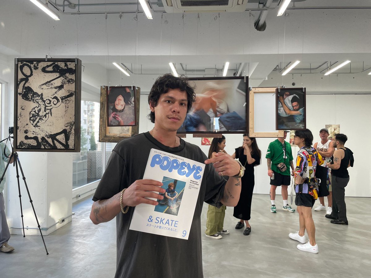 POPEYE_Magazine's tweet photo. 発売中のスケート特集で取材したAdam Zhuが代官山で個展を開催中！　展示は8/17まで。最新号では彼のアパートメントで仲間を集めて開催しているディナーパーティの様子を取材しています。本人に直接手渡せてよかった。ありがとうAdam。

#popeyemagazine https://t.co/TX7Umn1v0E
