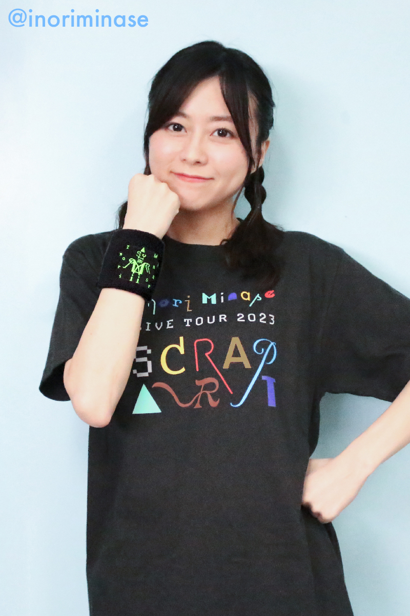 リストバンドは、イエローのボディに金属光沢のような銀糸でツアーロゴ