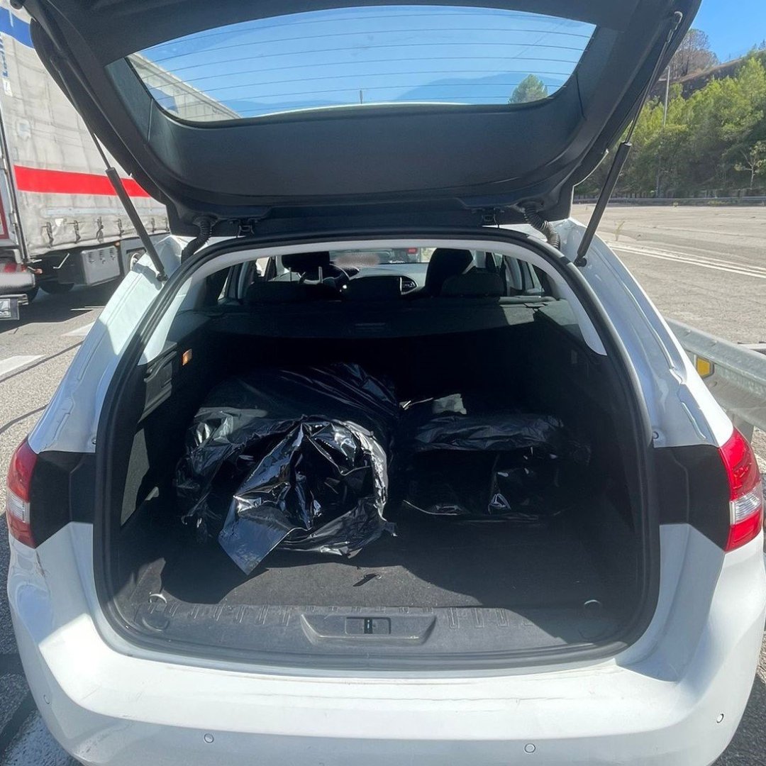 mossos's tweet photo. Fent patrullatge de prevenció a Martorell, aturem un vehicle que desprenia olor a marihuana. En l'escorcoll hem trobat prop de 9kg de cabdells de marihuana repartits en tres bosses tancades hermèticament. Hem detingut el conductor per tràfic de drogues https://t.co/8ysJsihSnR